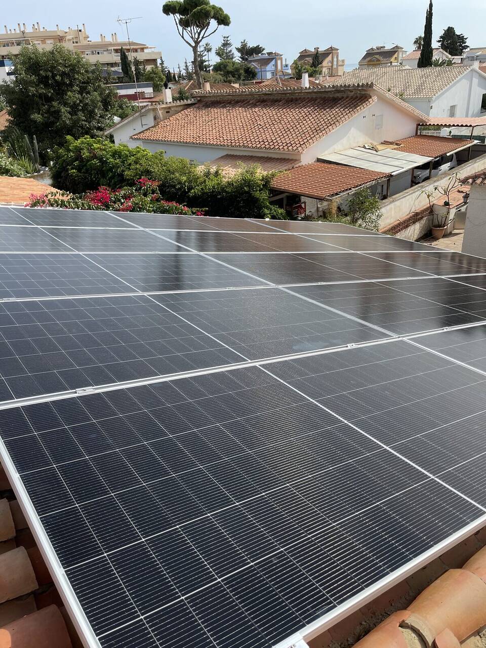 Placas solares sobre tejado de teja