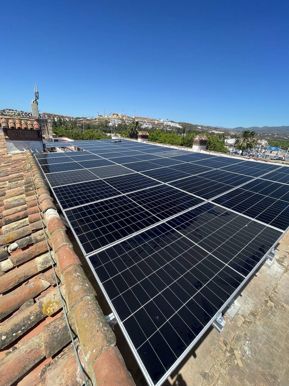Instalación fotovoltaica en pérgola solar