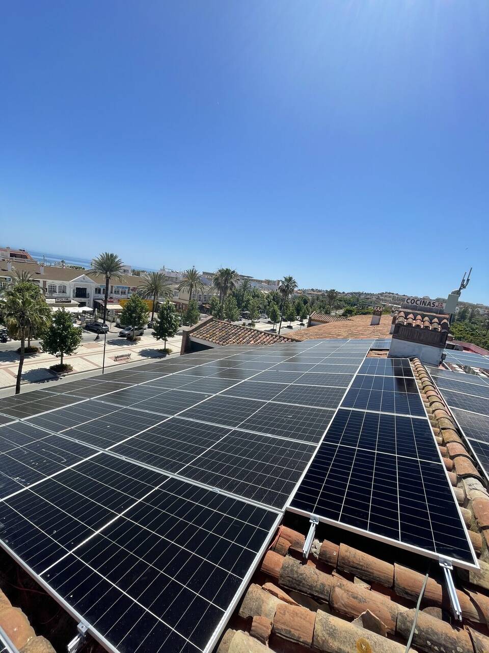 Placas solares con vistas al mar